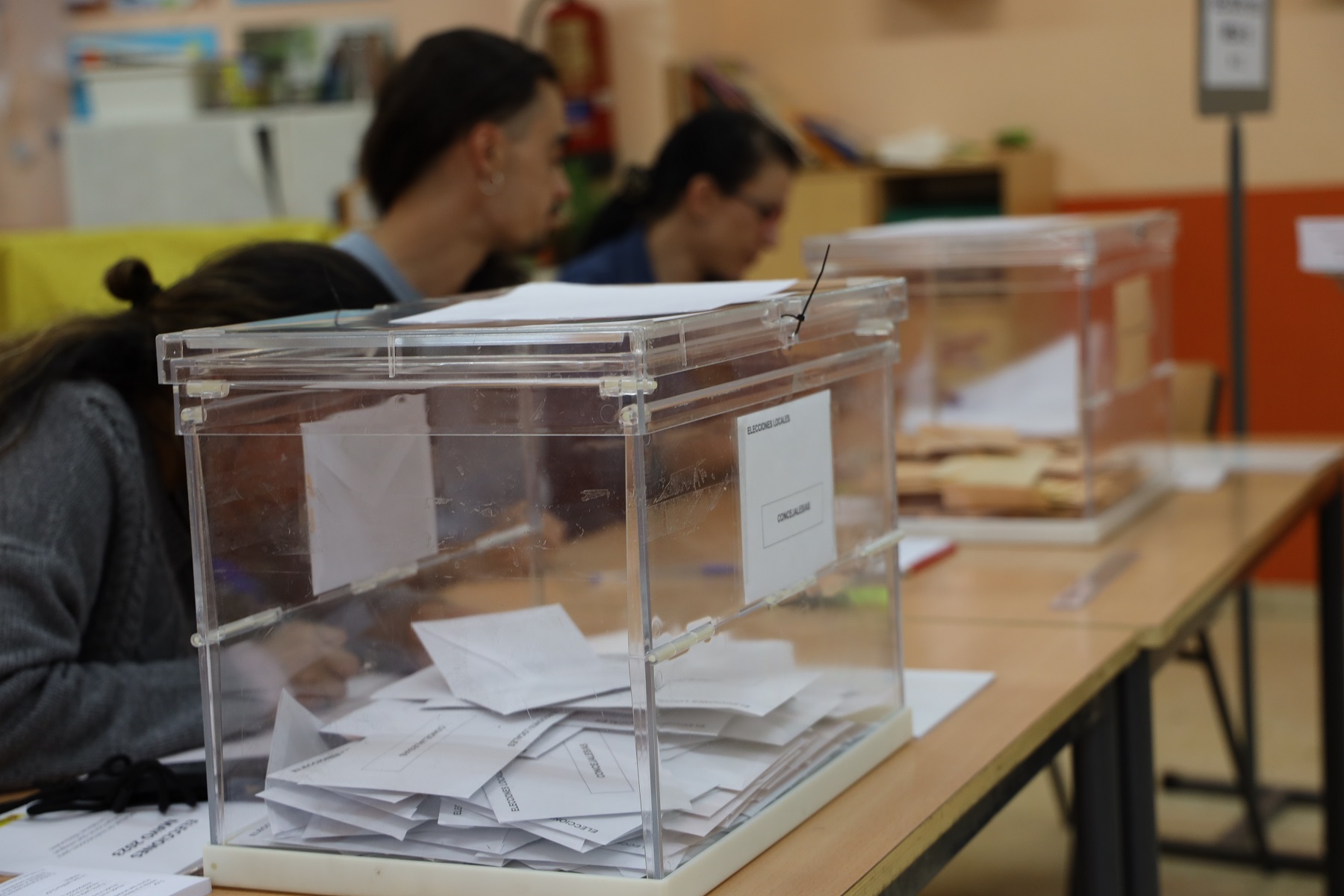 Urnas sobre la mesa en una cita electoral