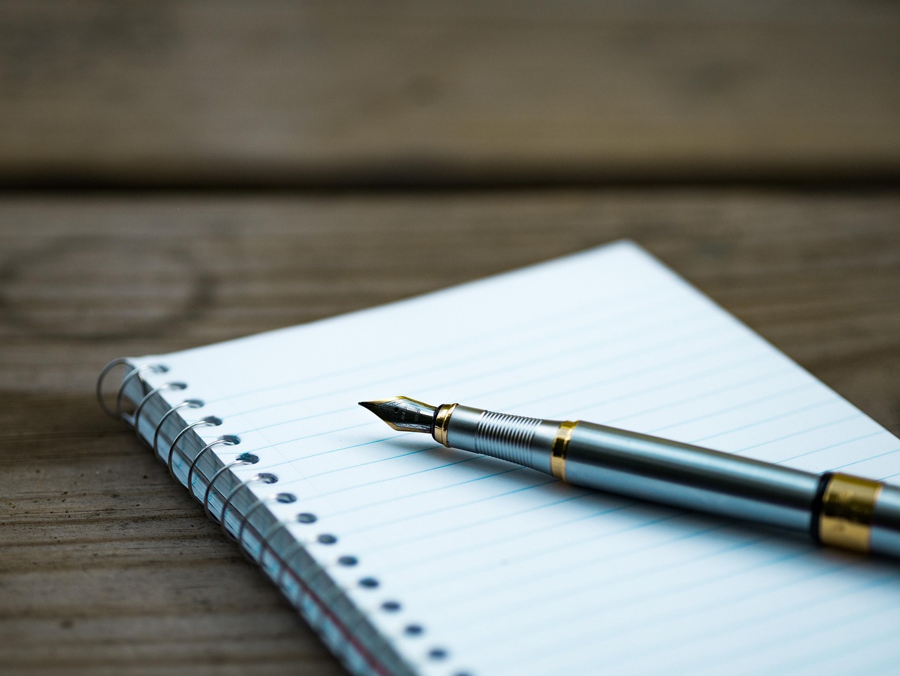 Bloc de notas y pluma. Imagen de Pexels en Pixabay