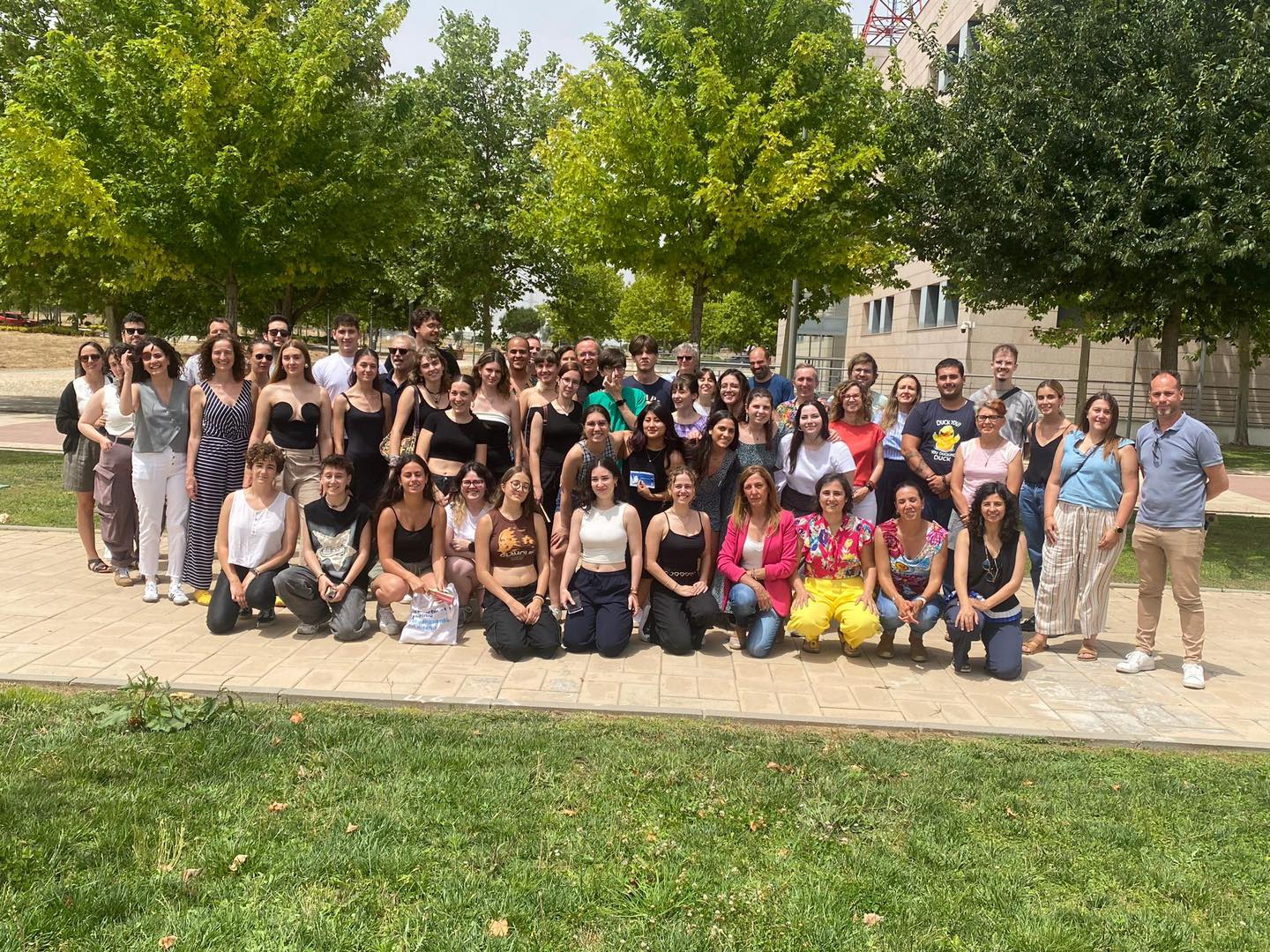 En la imagen aparece la totalidad de jóvenes que participan en el proyecto junto con responsables municipales y de la URJC