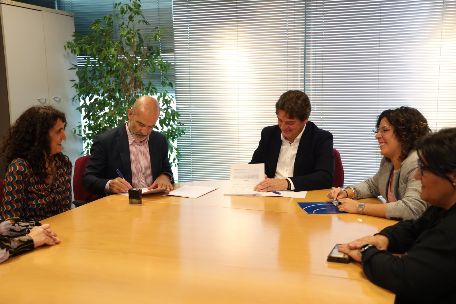 Momento de la firma del convenio con Cruz Roja