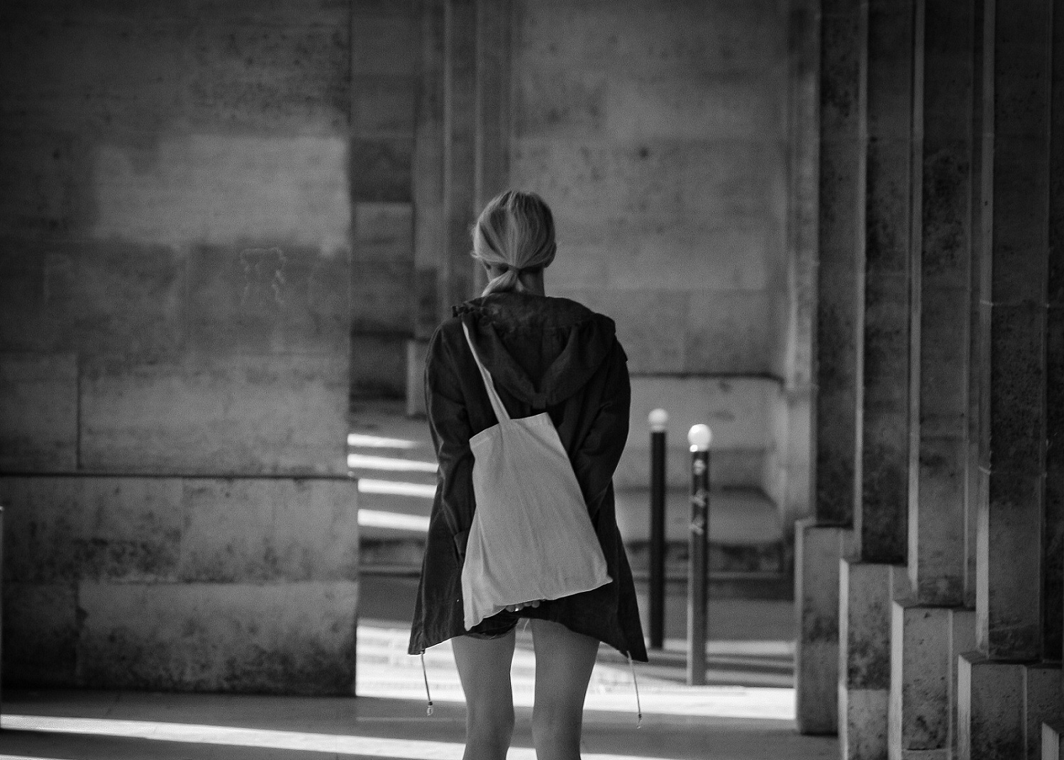 Mujer de espaldas. Imagen de esusersmacadam13 en Pixabay