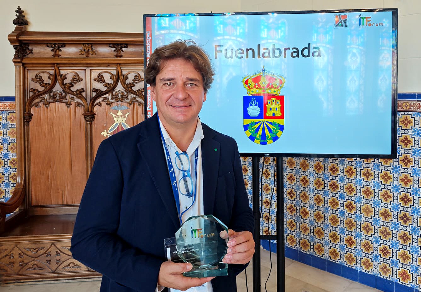 El alcalde con el premio en las manos