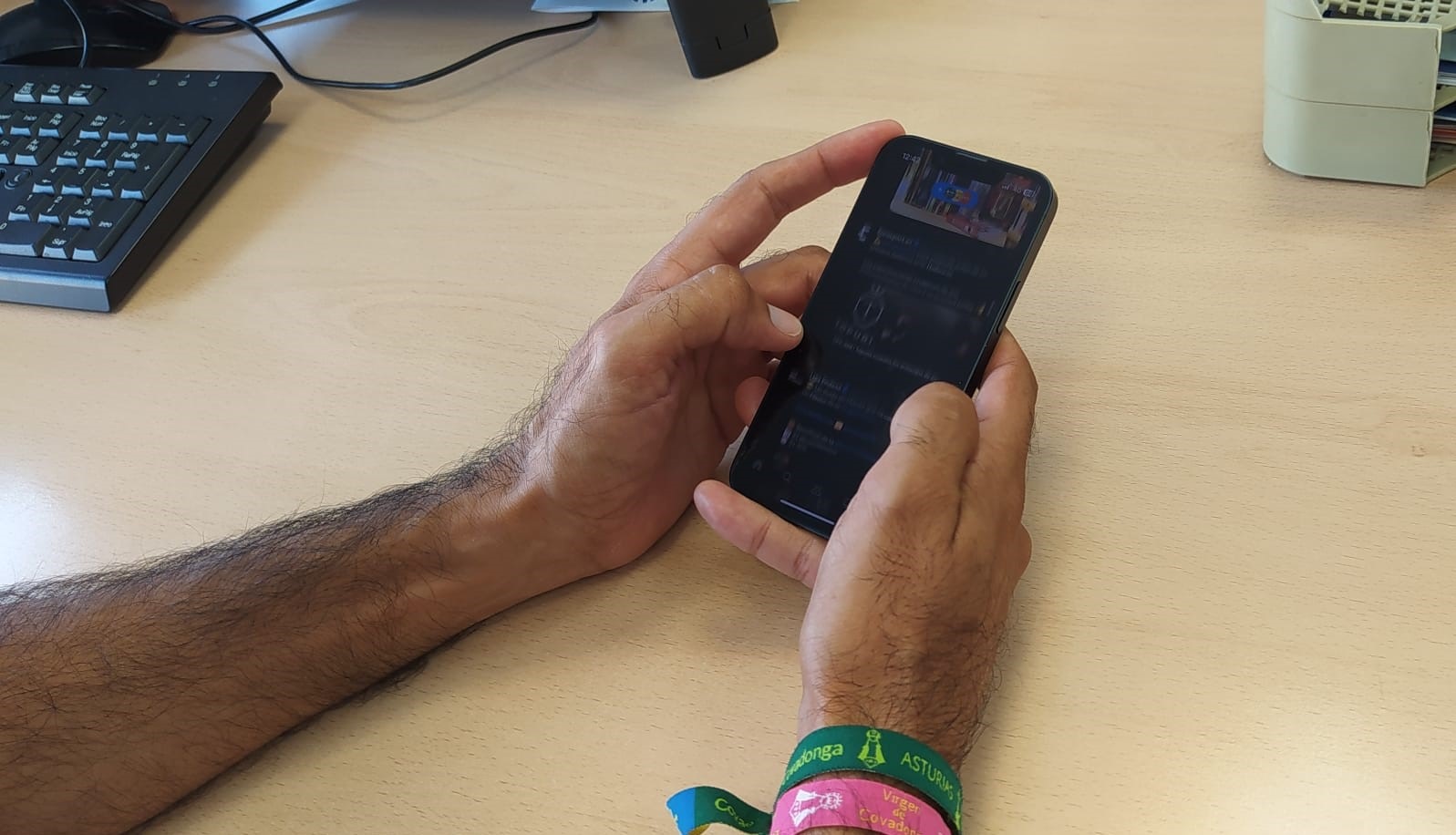 Imagen de un hombre consultando su teléfono