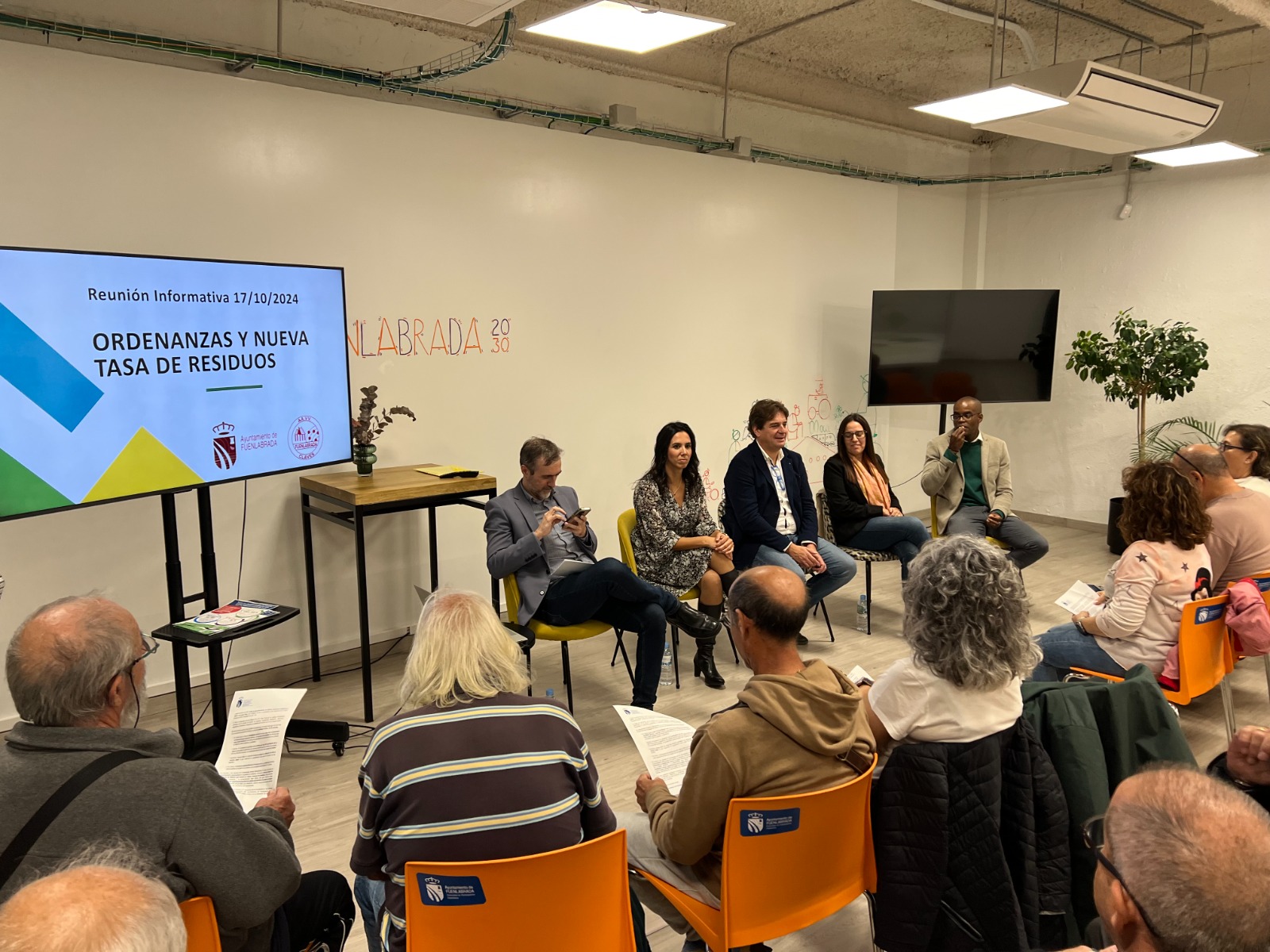 Foto de la reunión mantenida con CLAVES