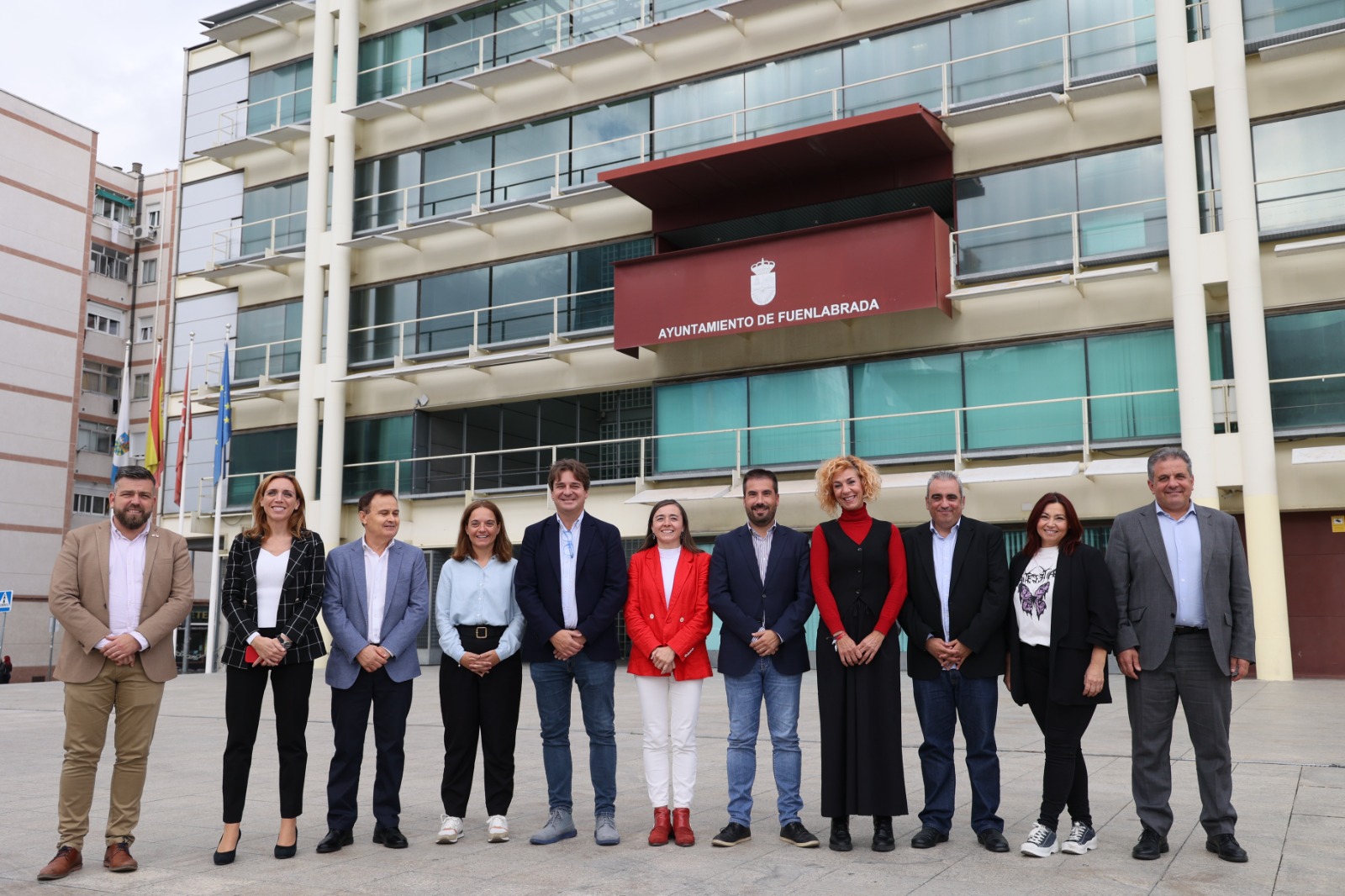 Alcaldes y alcaldesas en la puerta del Ayuntamiento de Fuenlabrada