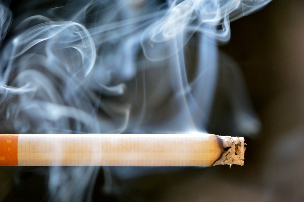 Imagen de un cigarrillo encendido 