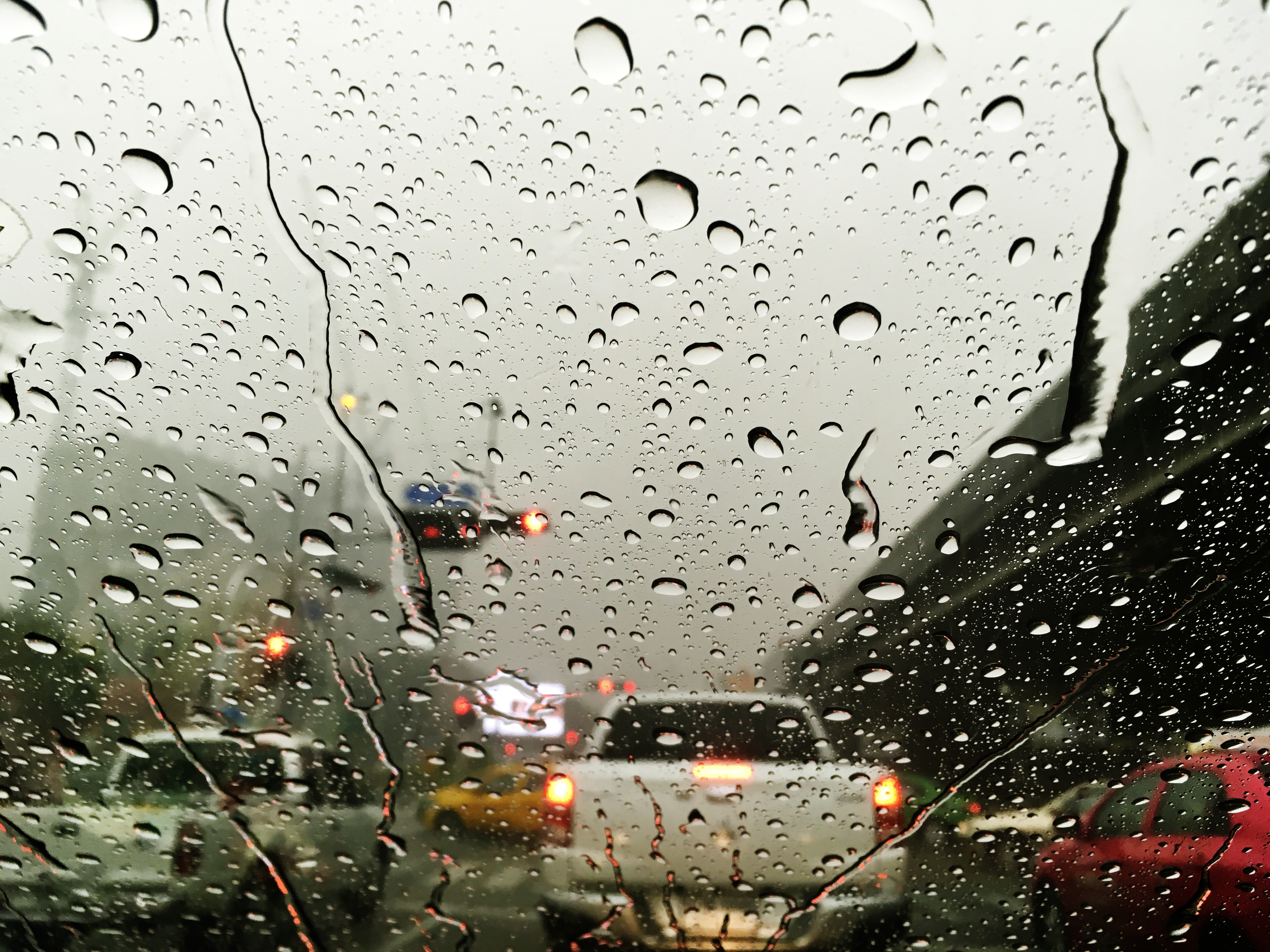 Intensa lluvia vista desde el interior de un coche
