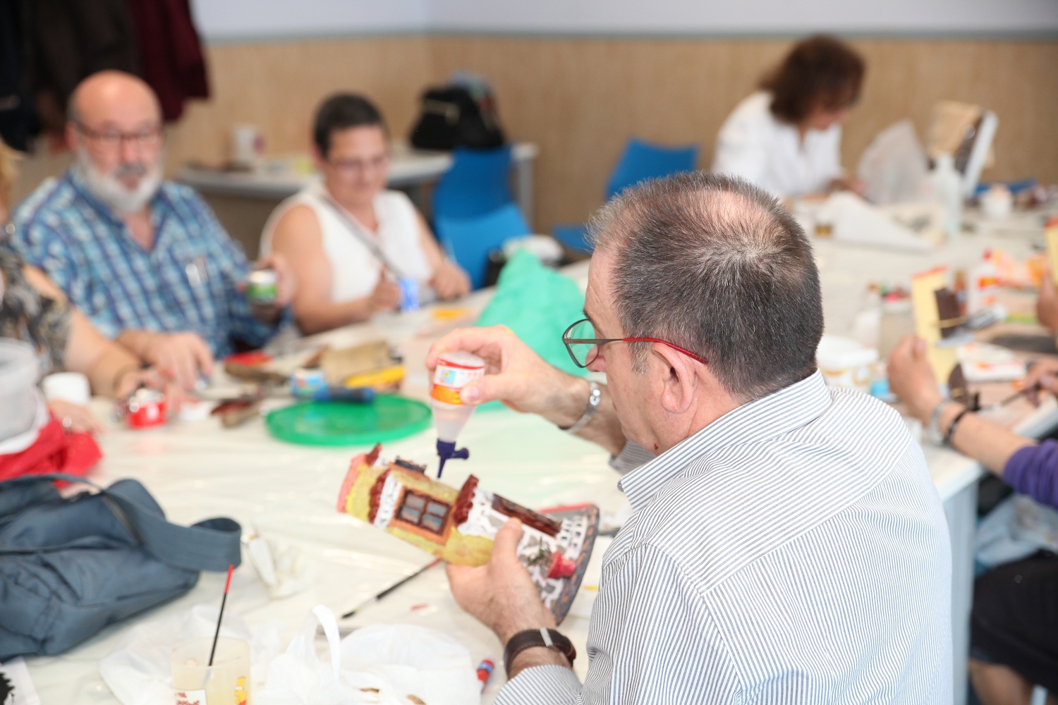Taller de artes plásticas y manualidades en el centro de mayores Ferrer i Guardia