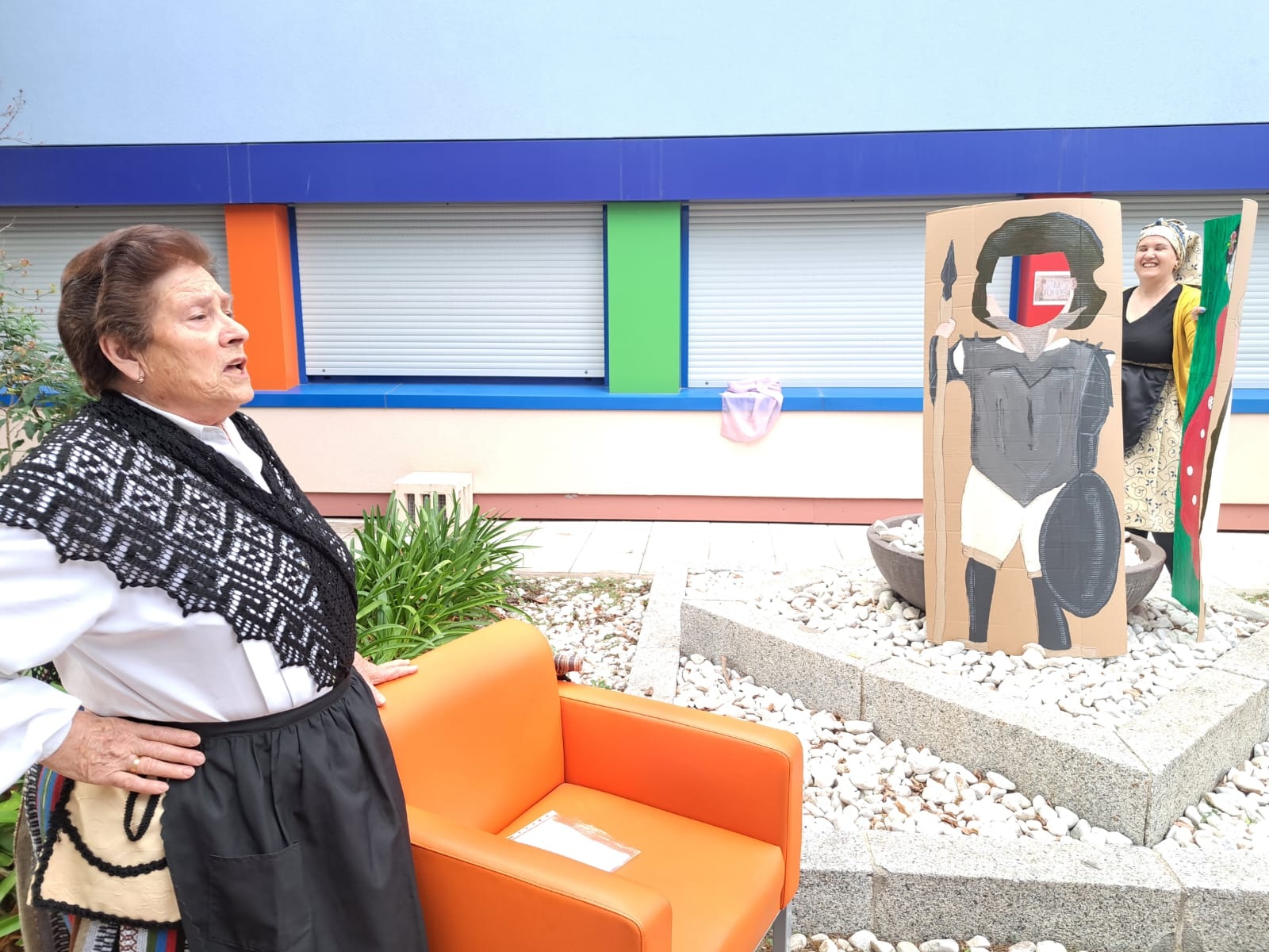 Mayores en una representación el Día del Libro