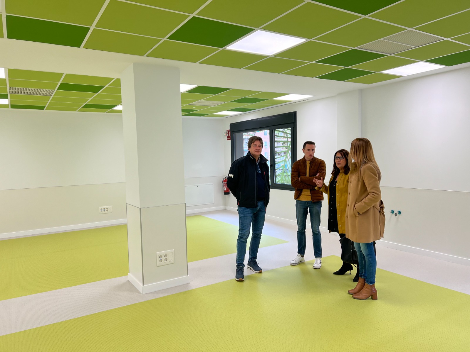 Javier Ayala visita el nuevo centro de día