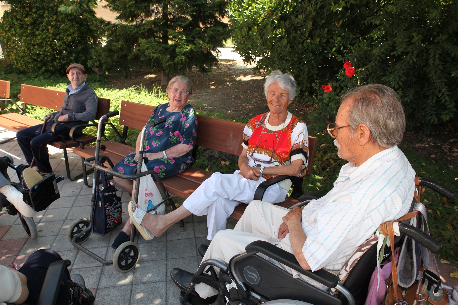 Mayores en el jardín de la residencia 