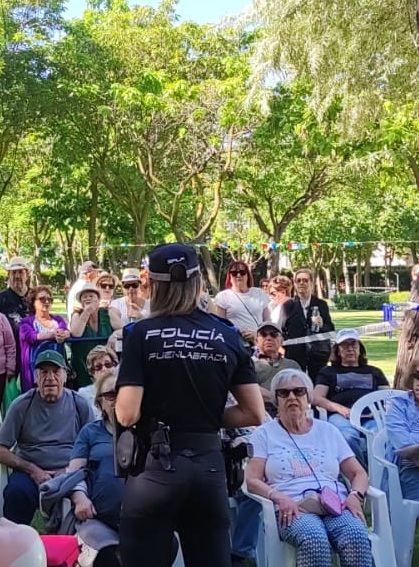 Una Policía Local ofrece una charla a personas mayores