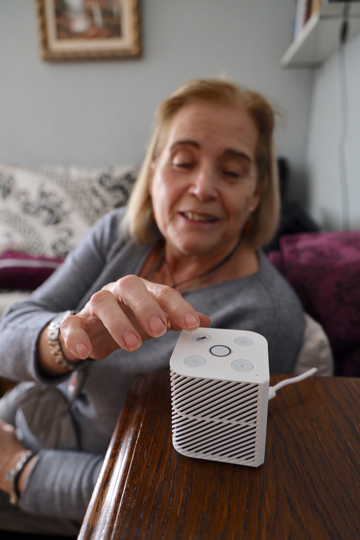 Mujer usuaria del programa Konecta2 de cuidado de mayores a domicilio