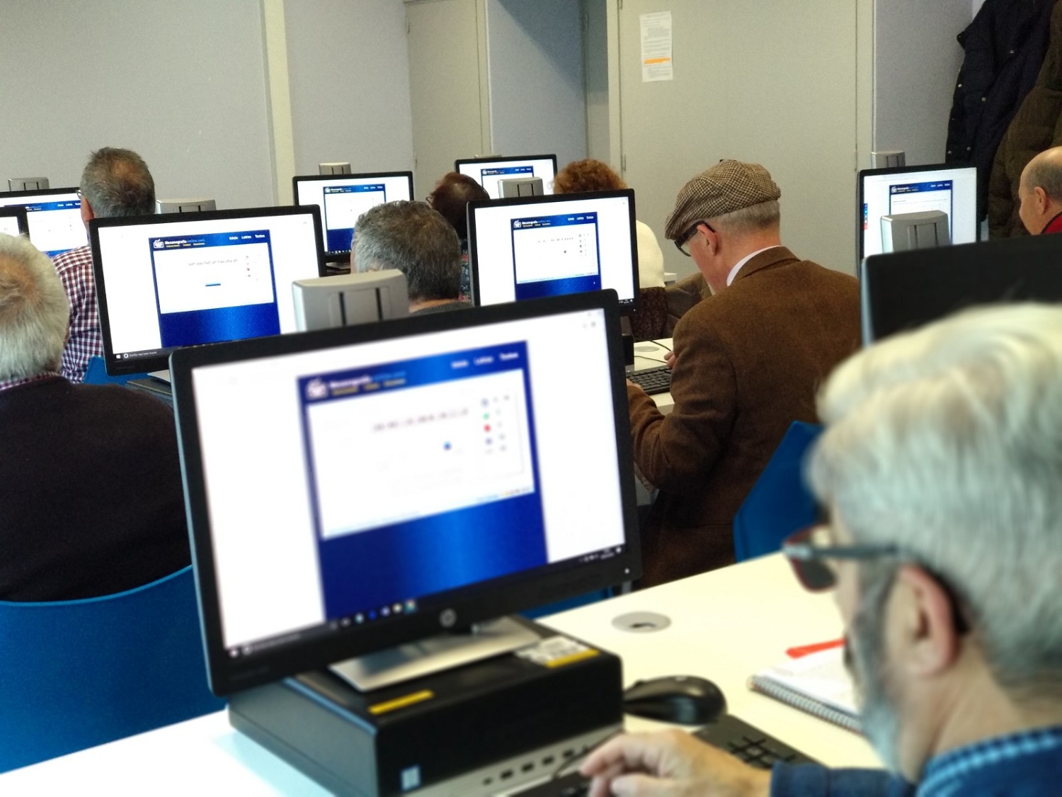 Mayores en una clase con ordenadores