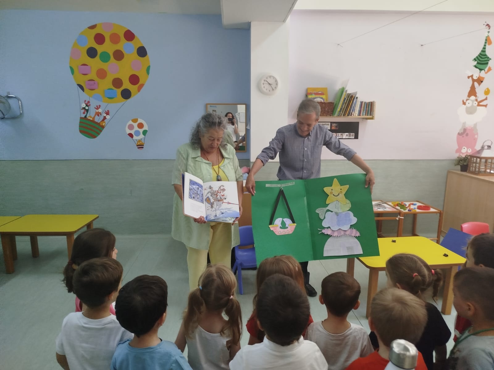 Mayores en un cuentacuentos con niños y niñas