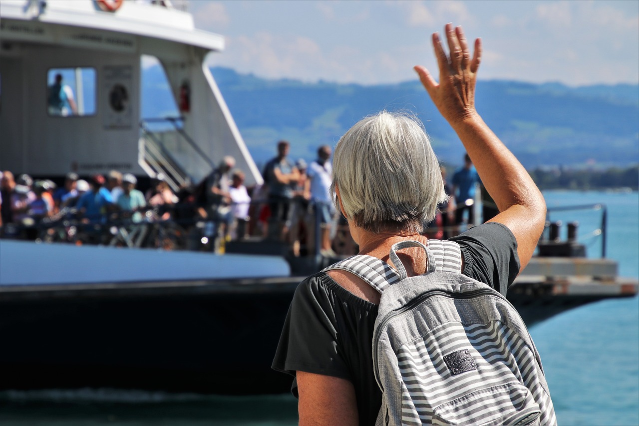 Mujer saludando a personas en un barco