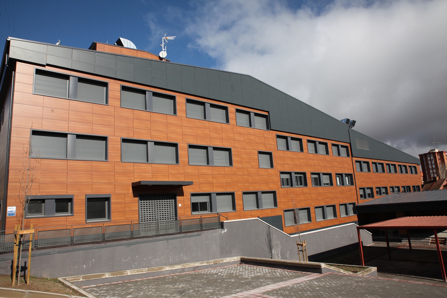 Fachada del centro de la Red Pública de Atención Social en Fuenlabrada