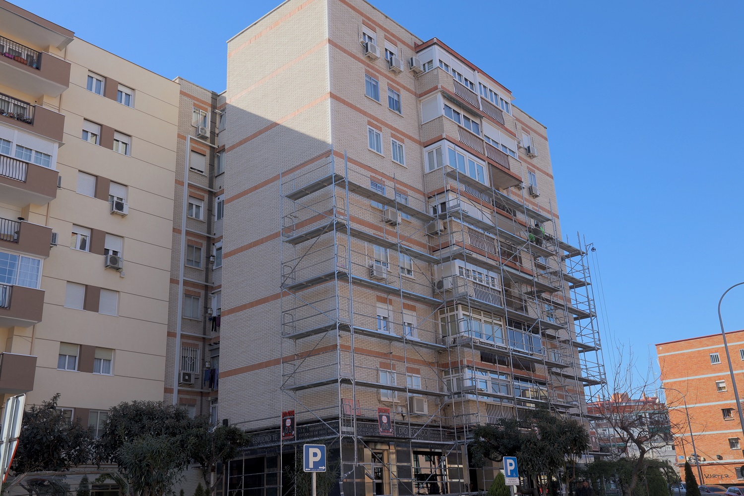 Fachada de un edificio con andamios