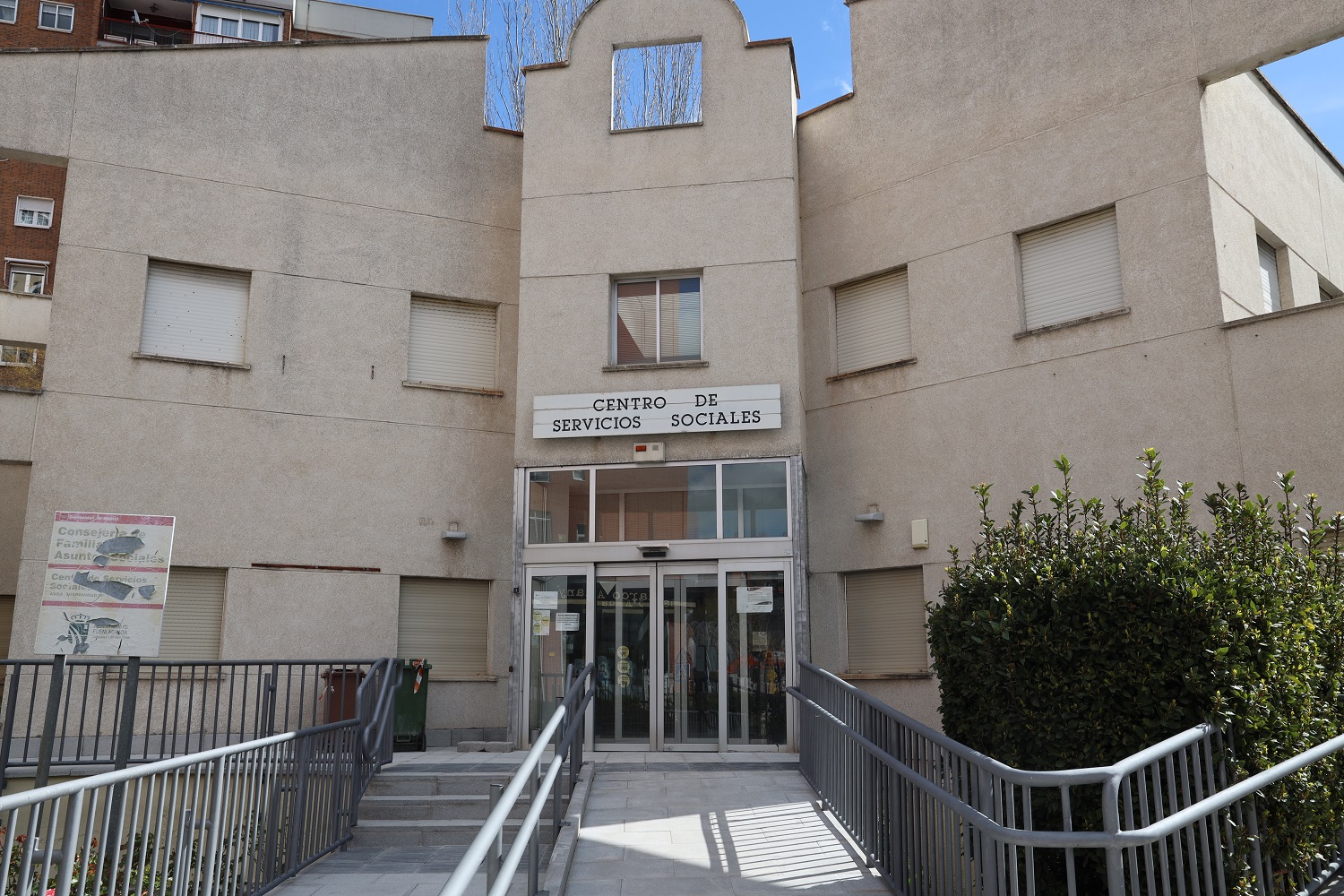 Edificio de servicios sociales en la avenida de La Hispanidad