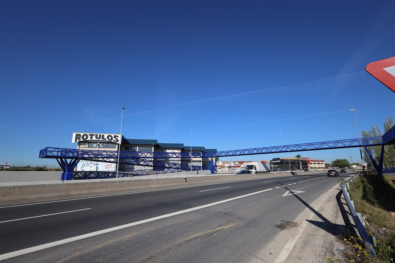 Pasarela sobre la carretera M-506 a su paso por Fuenlabrada