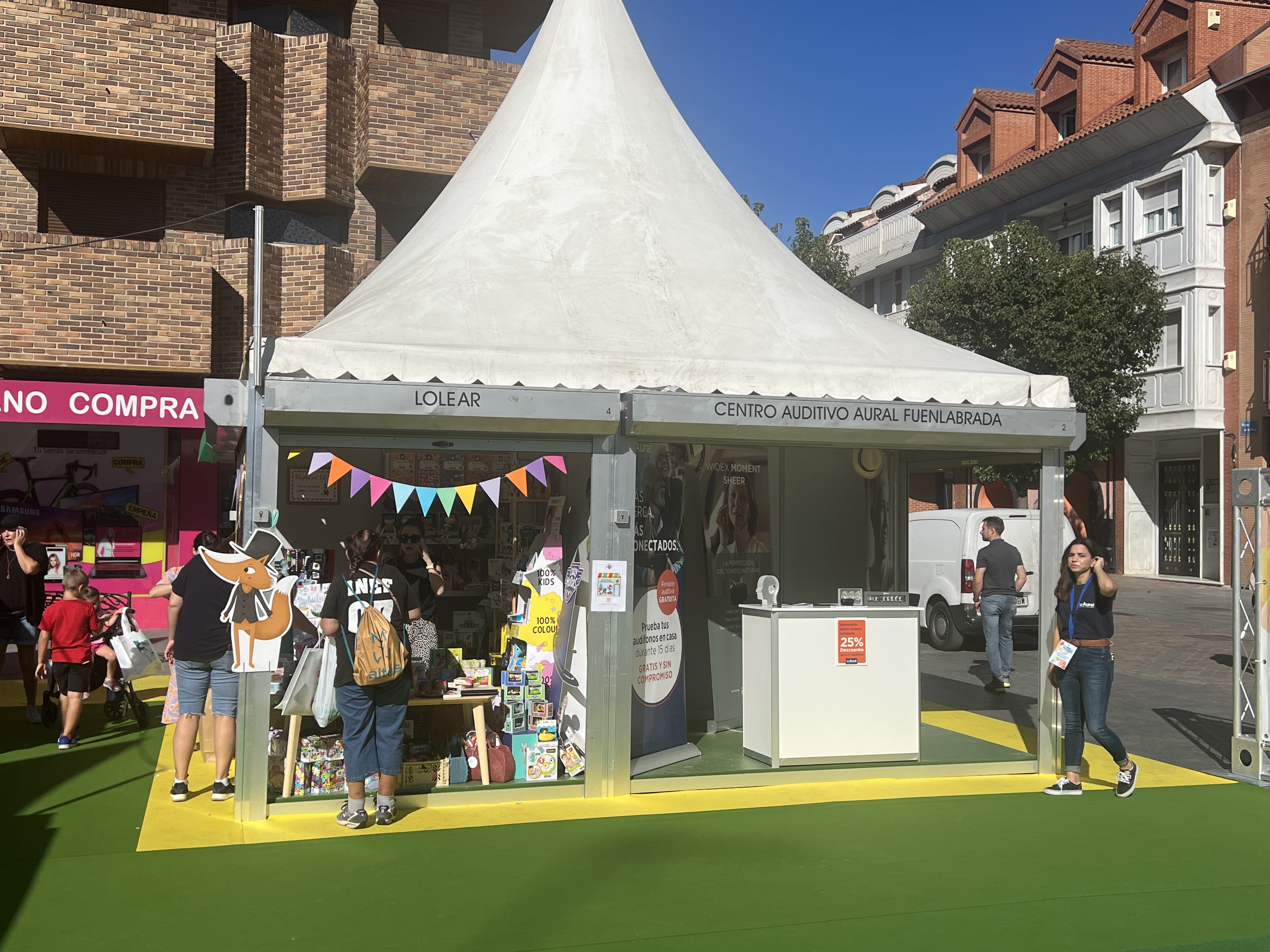 Stand de una  feria de comercio  instalada en la plaza de España