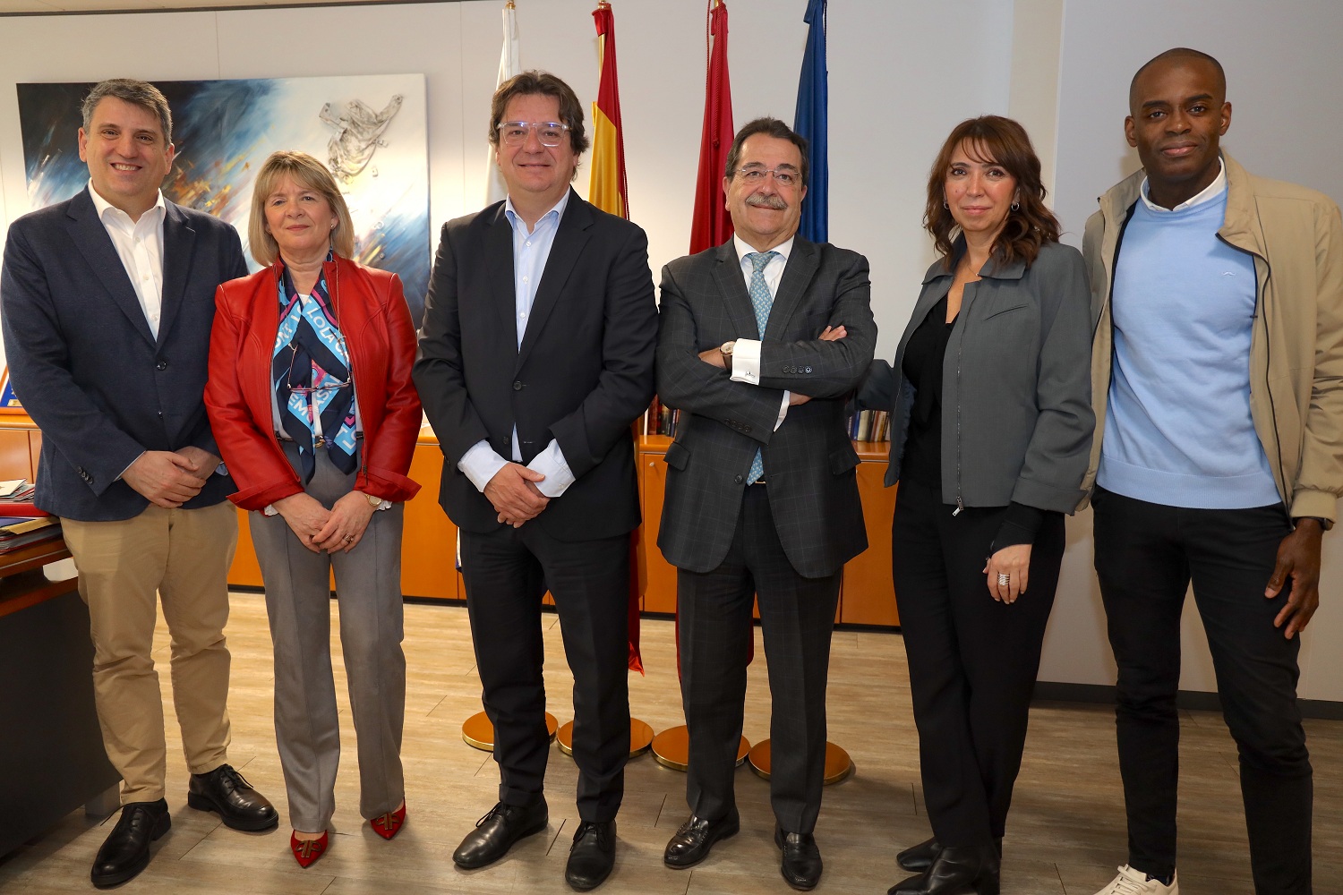 El alcalde Javier Ayala junto con el presidente de AECIM, Luis Collado, y representantes de ambas instituciones