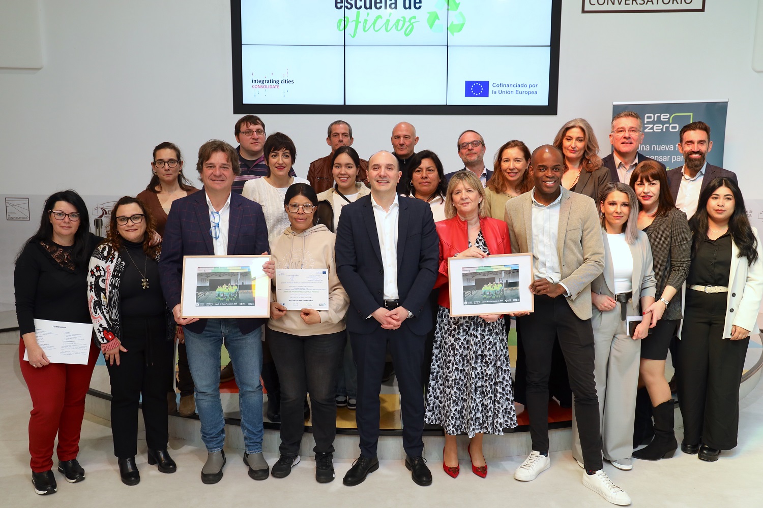 El alcalde y el representante de Prezero junto a los alumnos
