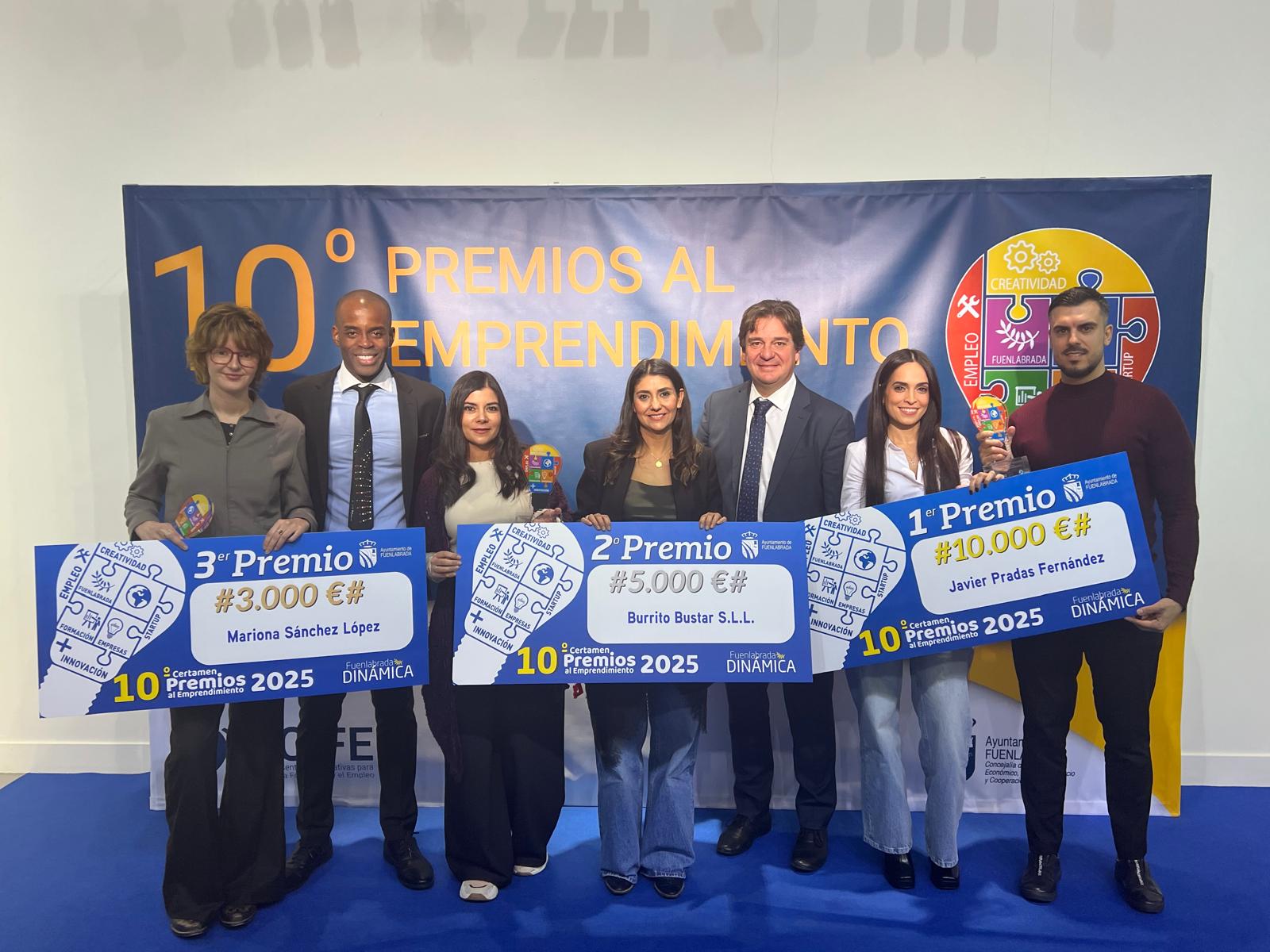 El alcalde y el concejal con las premiadas