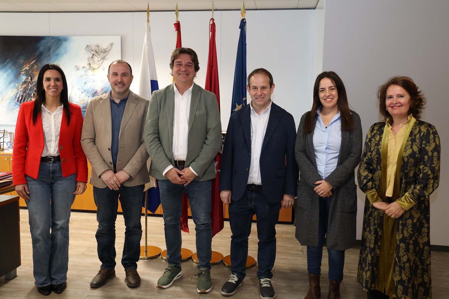 Javier Ayala junto a las concejalas Mónica Sebastián y Lara Paúl y representantes de polígonos empresariales