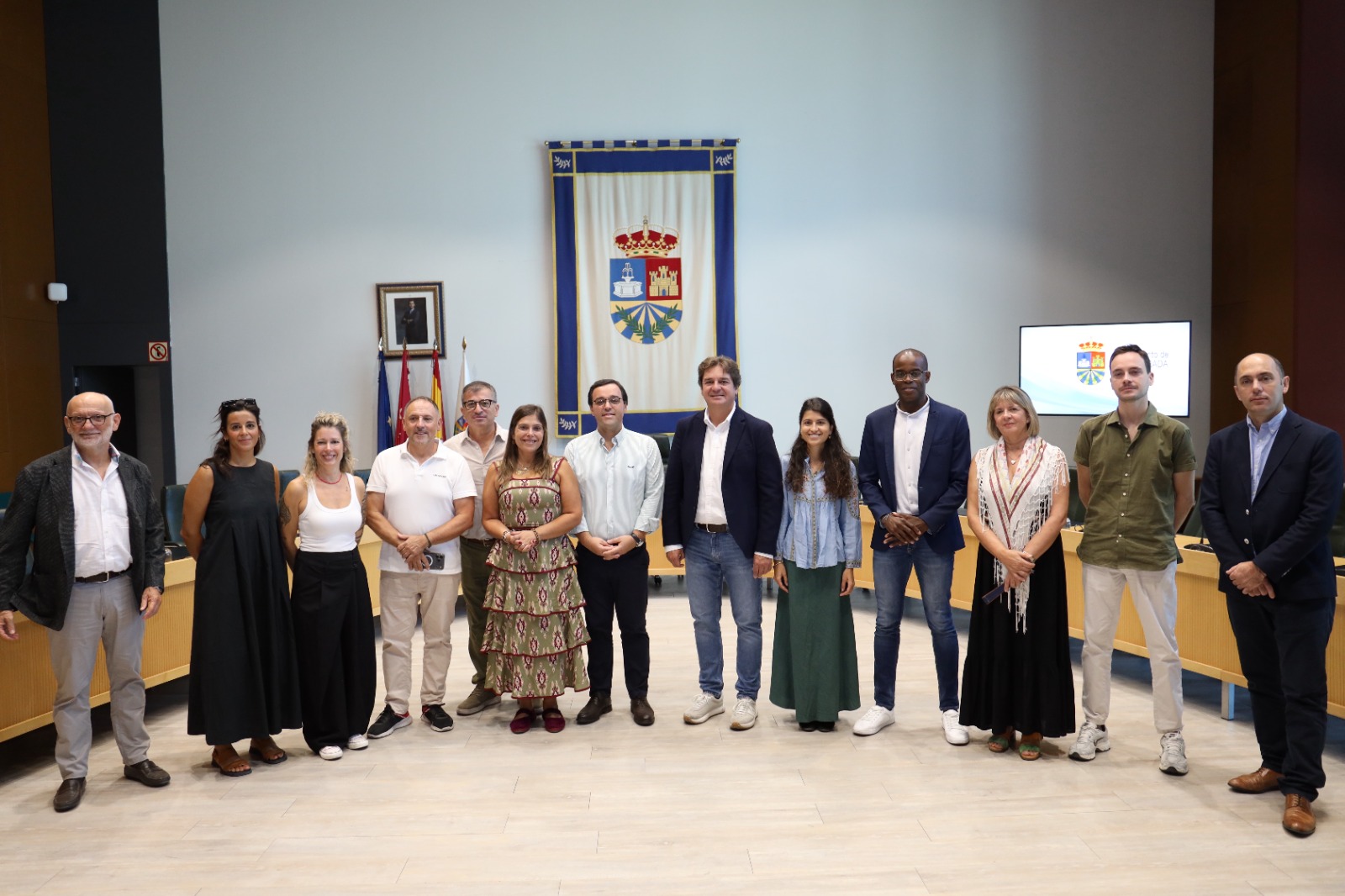 El alcalde junto a responsables de ambos municipios en el salón de plenos del Ayuntamiento 