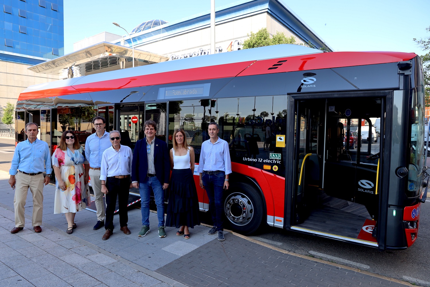 El alcalde Javier Ayala y otras autoridades frente a un autobús eléctrico de la EMTF