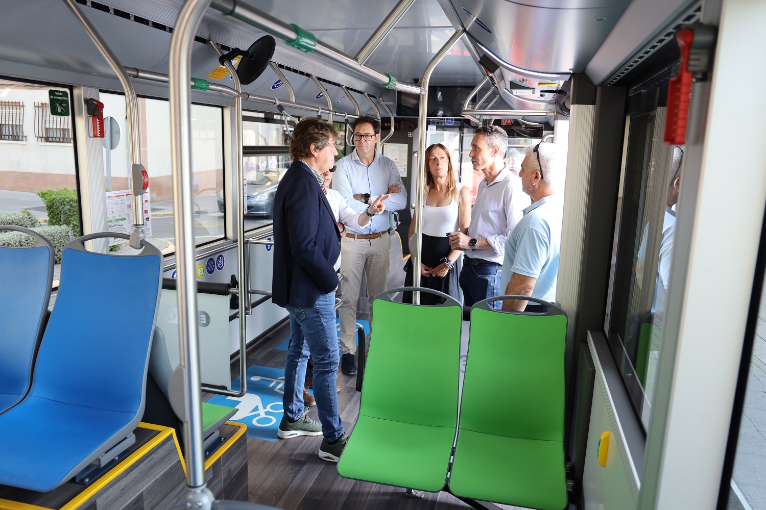 El alcalde, Javier Ayala, en el interior de uno de los autobuses
