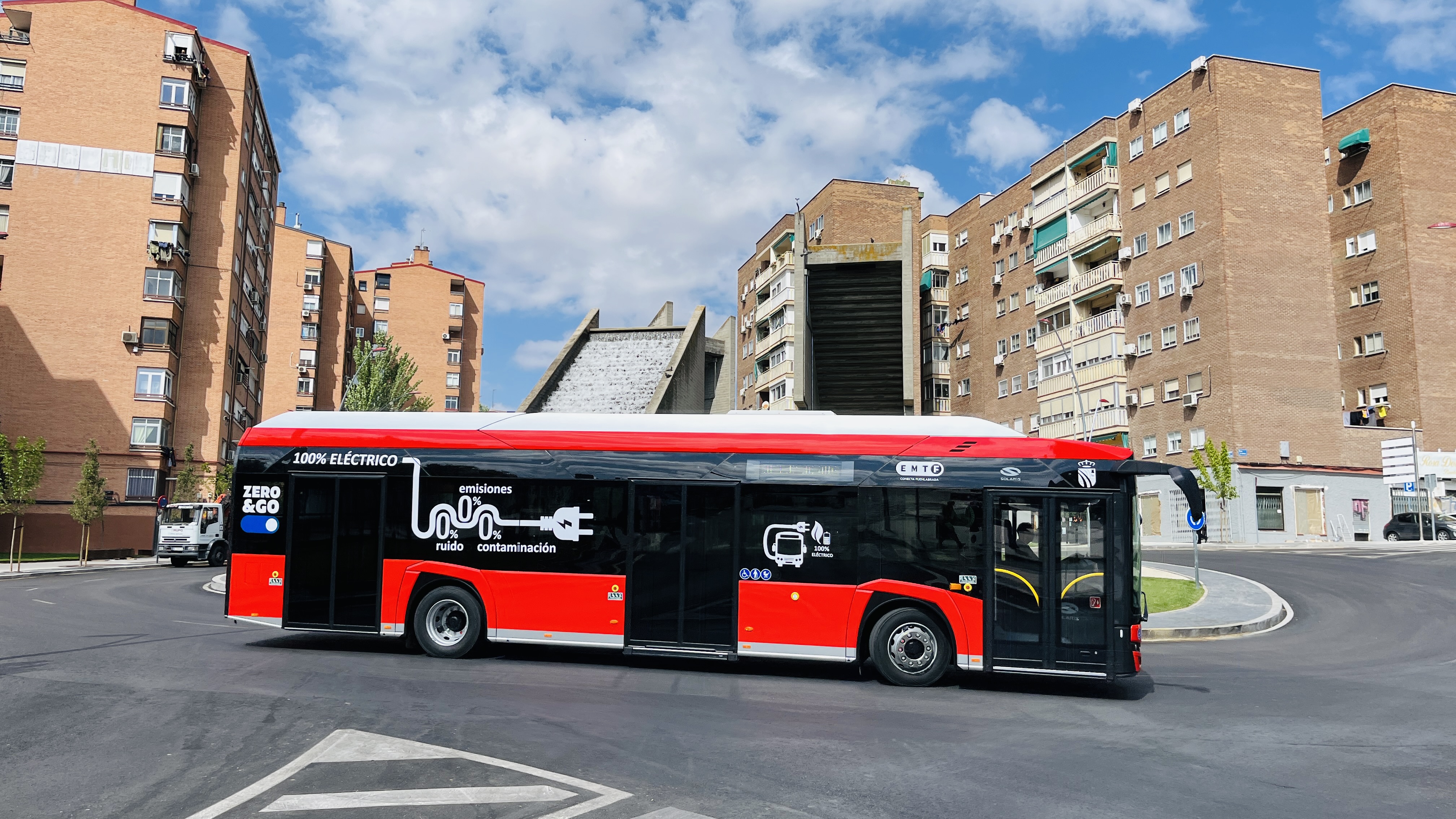 Autobús de la EMTF en su recorrido junto a la Fuente de las Escaleras