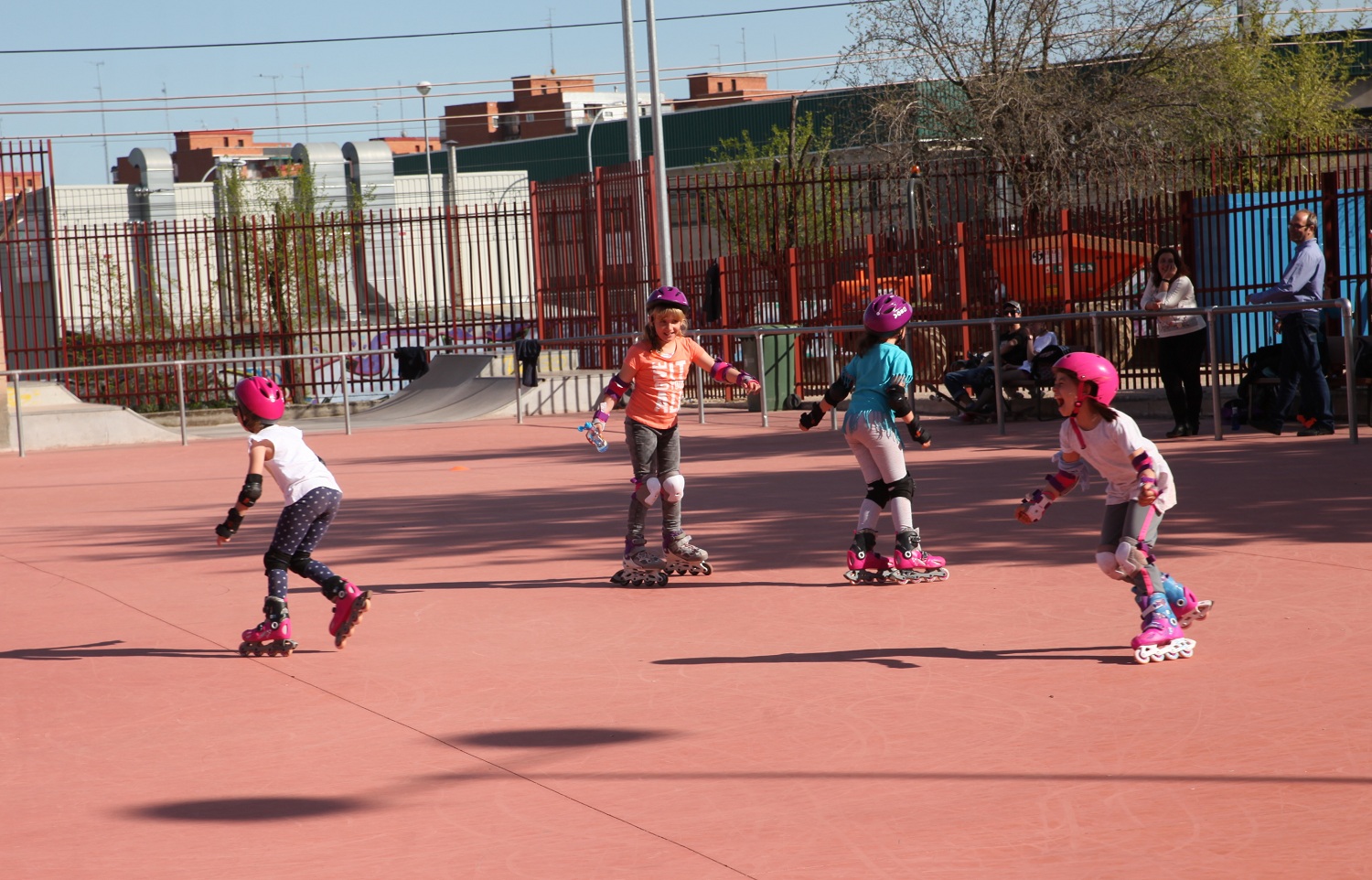 Niñas en una clase de patinaje