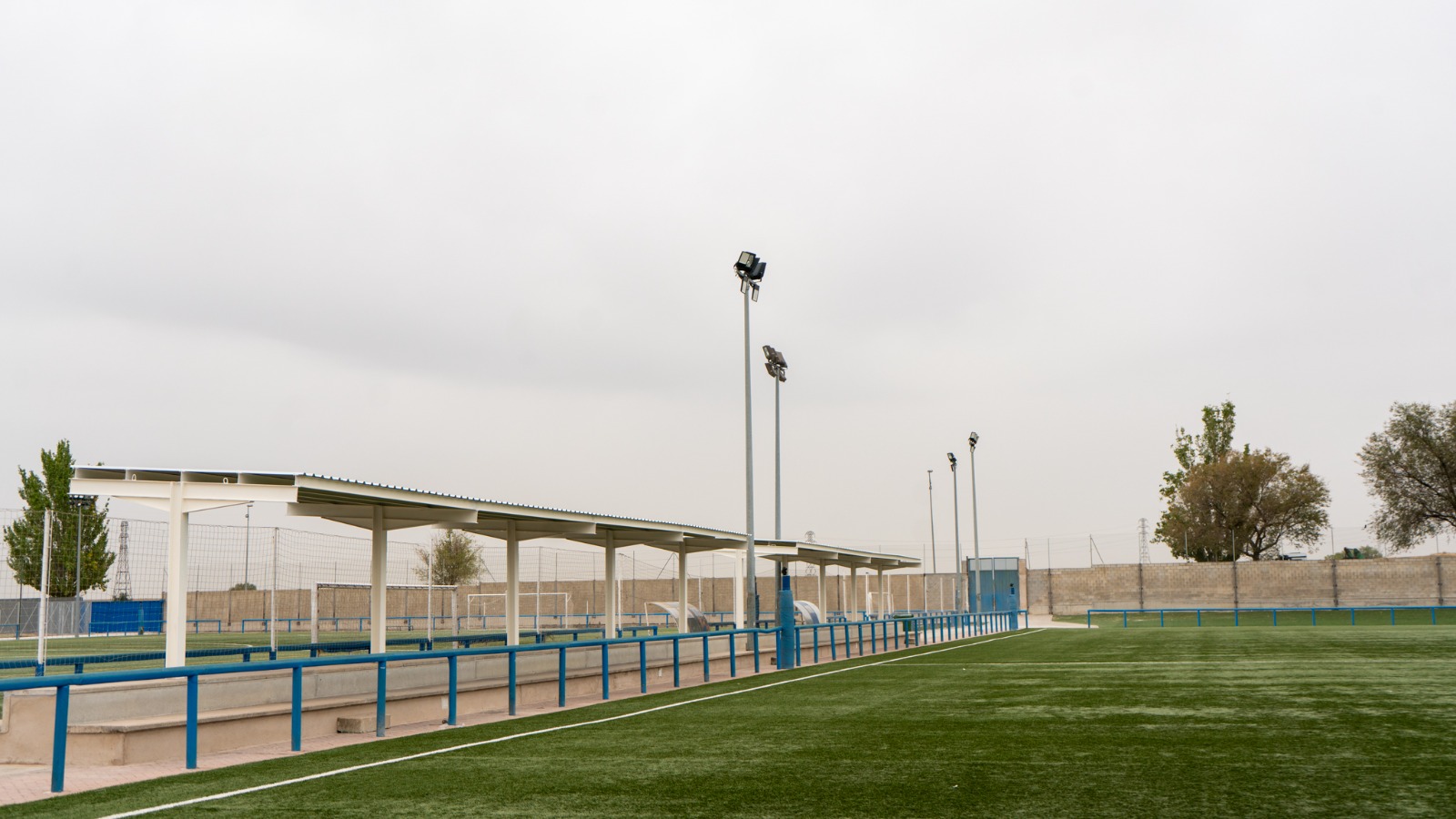 Foto de la cubierta de las gradas del campo fútbol La Aldehuela