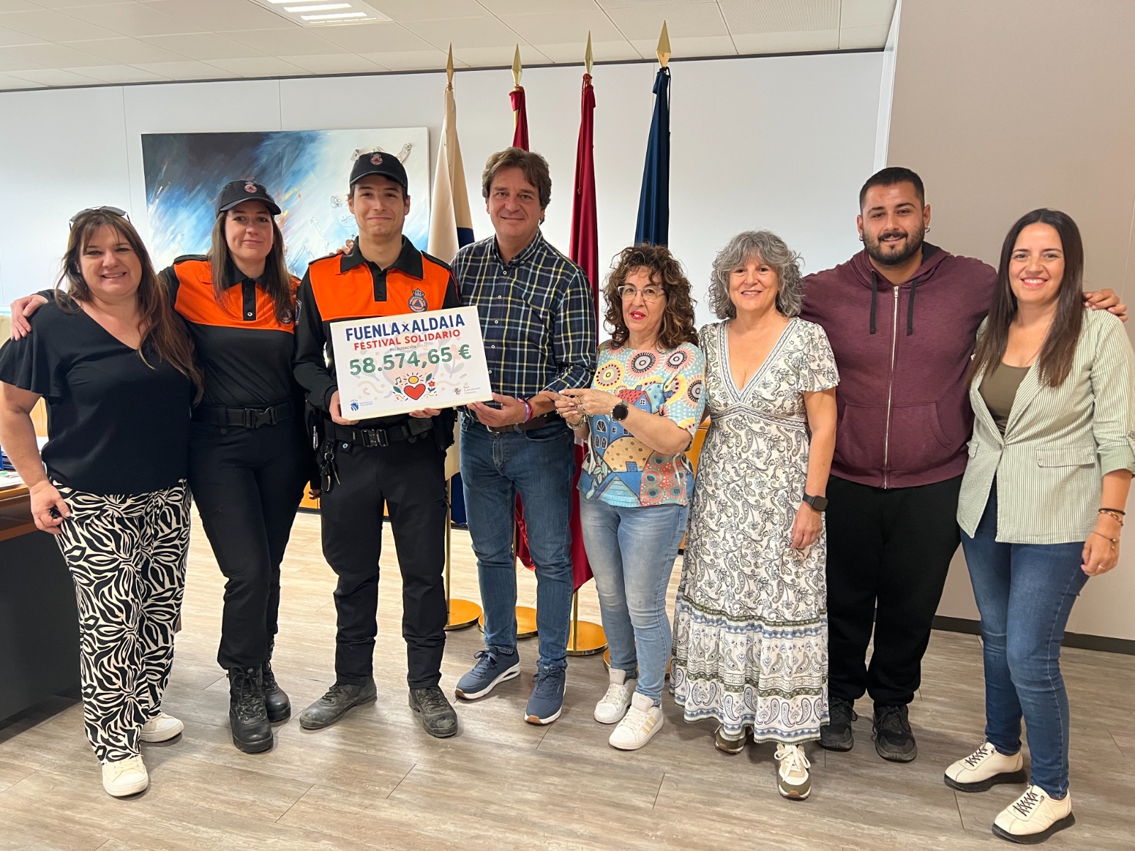 Javier Ayala con miembros de la Mesa por la Convivencia y Protección Civil