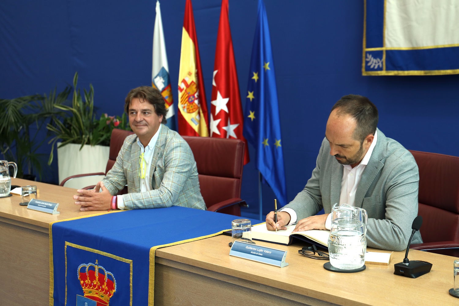 El alcalde de Aldaia, Guillermo Luján, firmando el libro de honor junto al alcalde de Fuenlabrada, Javier Ayala