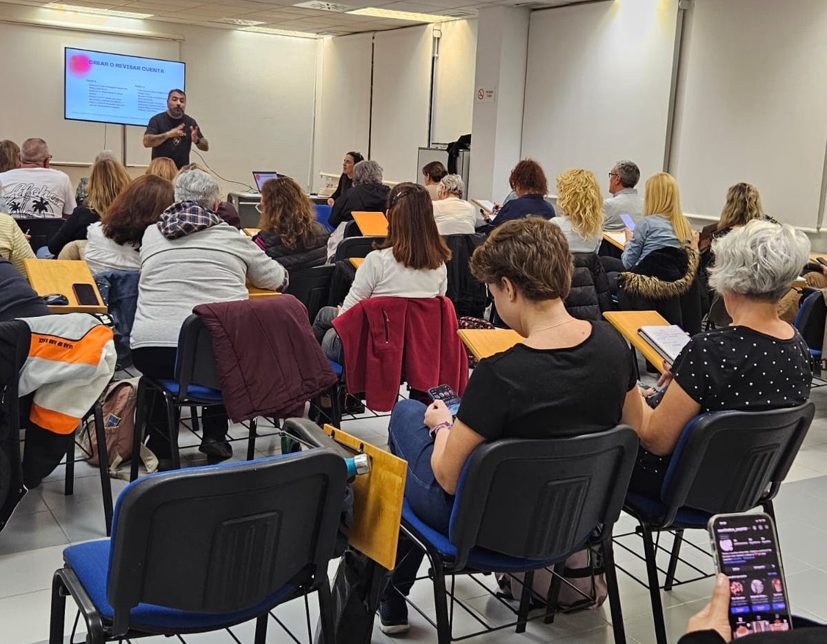 Participantes en un curso de Canva para asociaciones