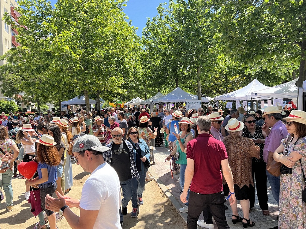 Imagen de archivo de un grupo de personas en un evento al aire libre  