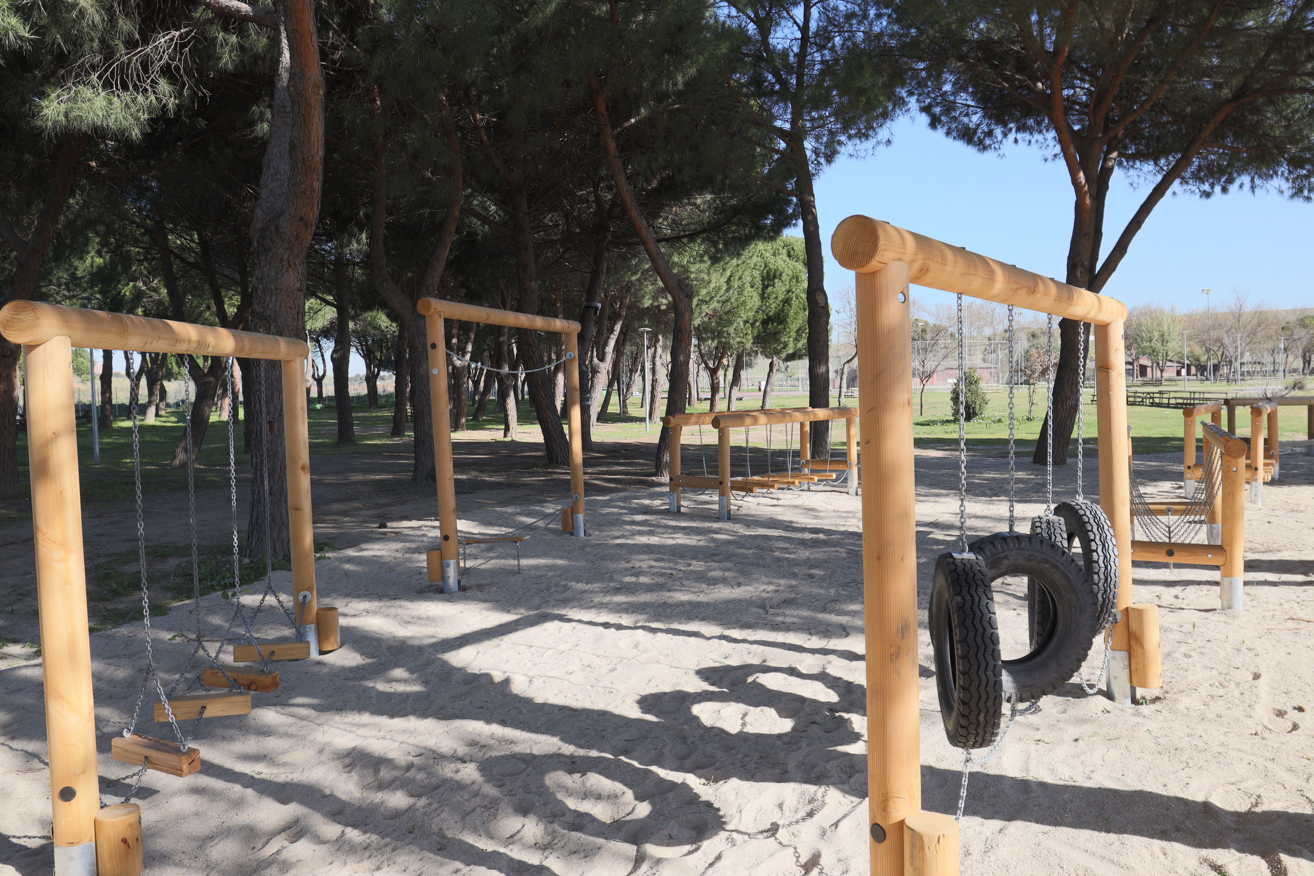 Instalada una tirolina rocodromo para escalada y hamacas entre arboles en La Pollina