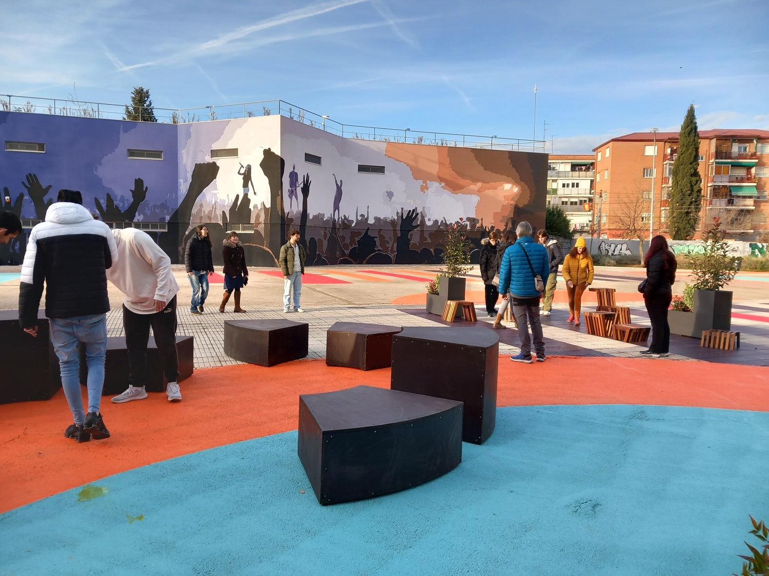 Jóvenes colocando las distintas piezas de los prototipos de mobiliario urbano