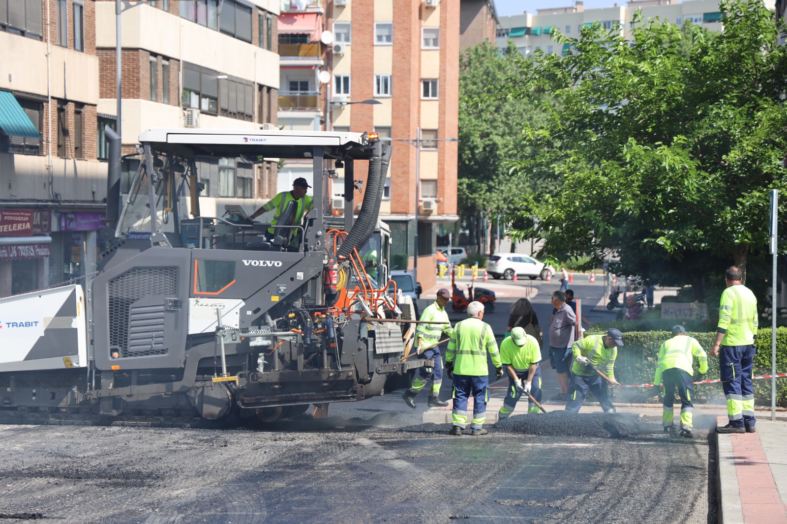 Trabajos de asfaltado en la calzada