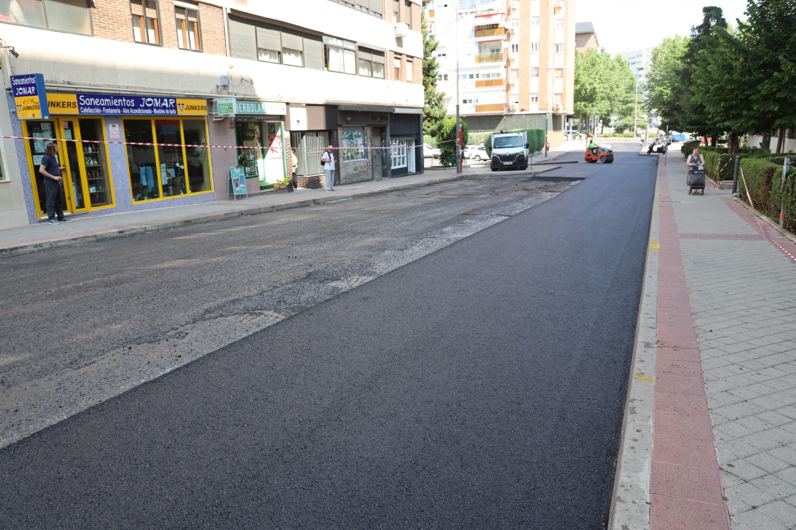 Obras de asfaltado en una calle de Fuenlabrada