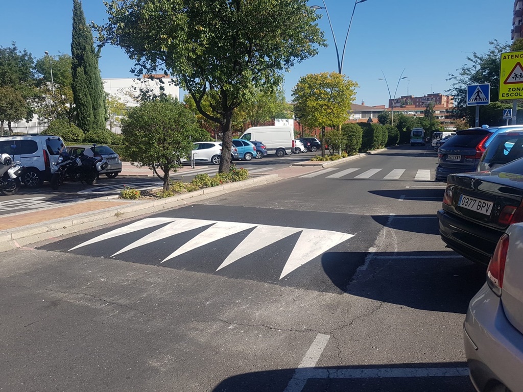 Atemperante de velocidad en una calle de Fuenlabrada