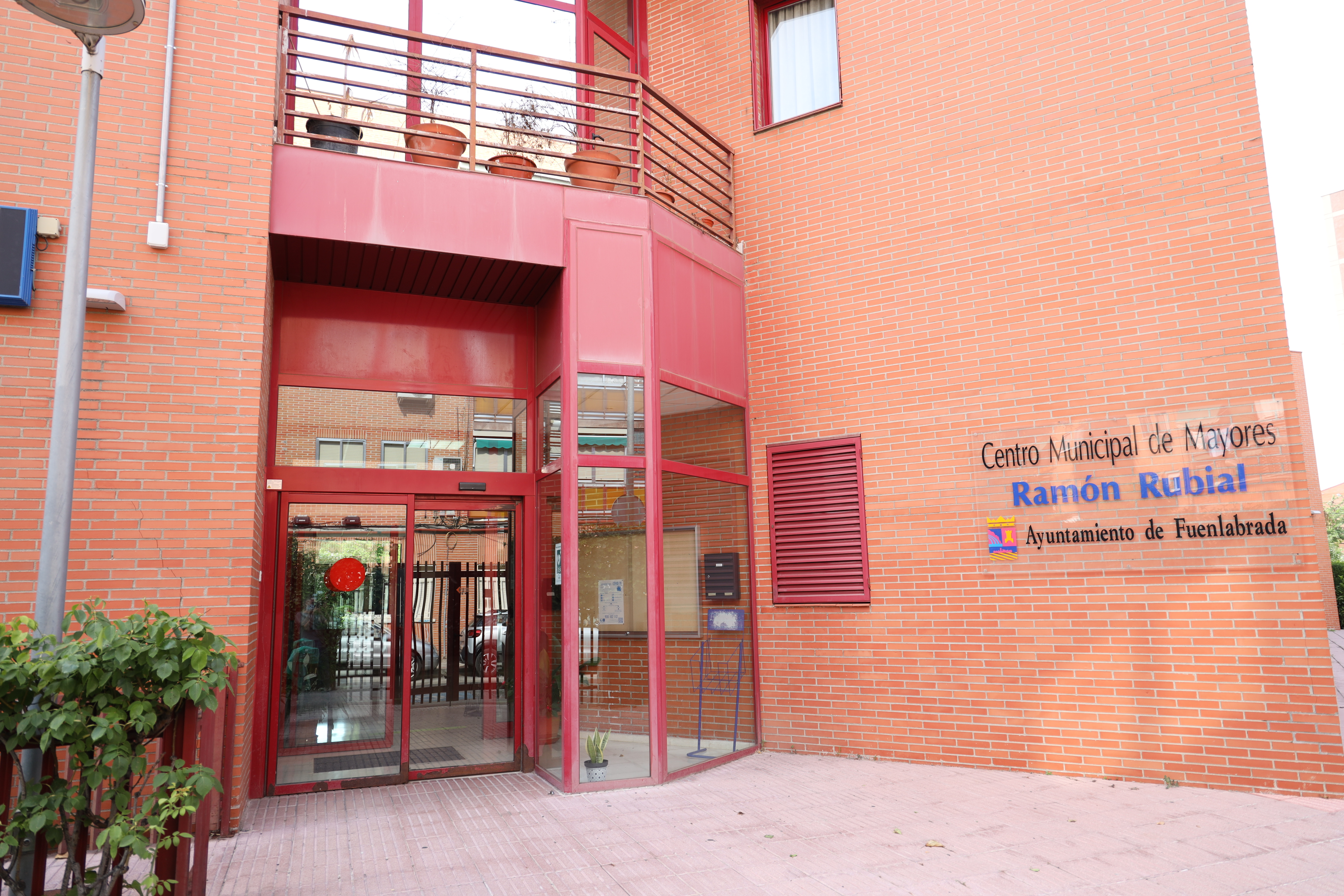 Fachada de un edificio de ladrillo rojo 