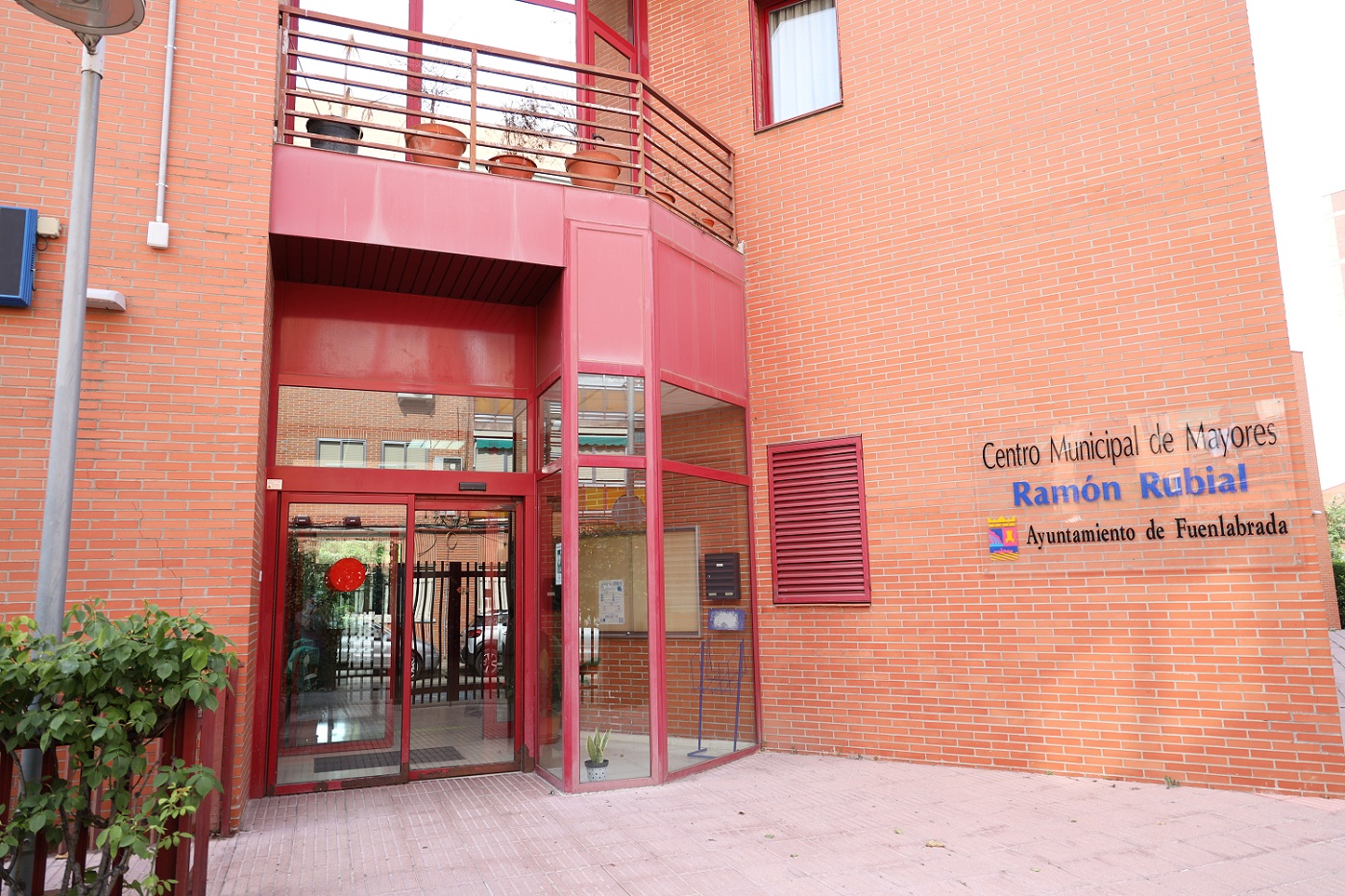 Fachada de un edificio en ladrillo rojo 