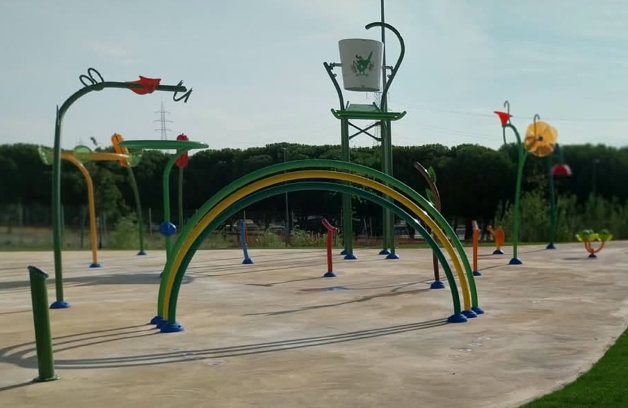 Aparatos y juegos de agua en el Parque Ferial