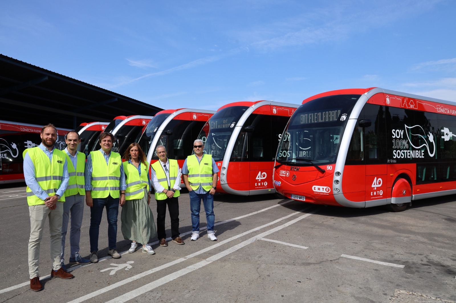 El alcalde, la concejala de Movilidad y otros cuatro hombres delante de los autobuses nuevos