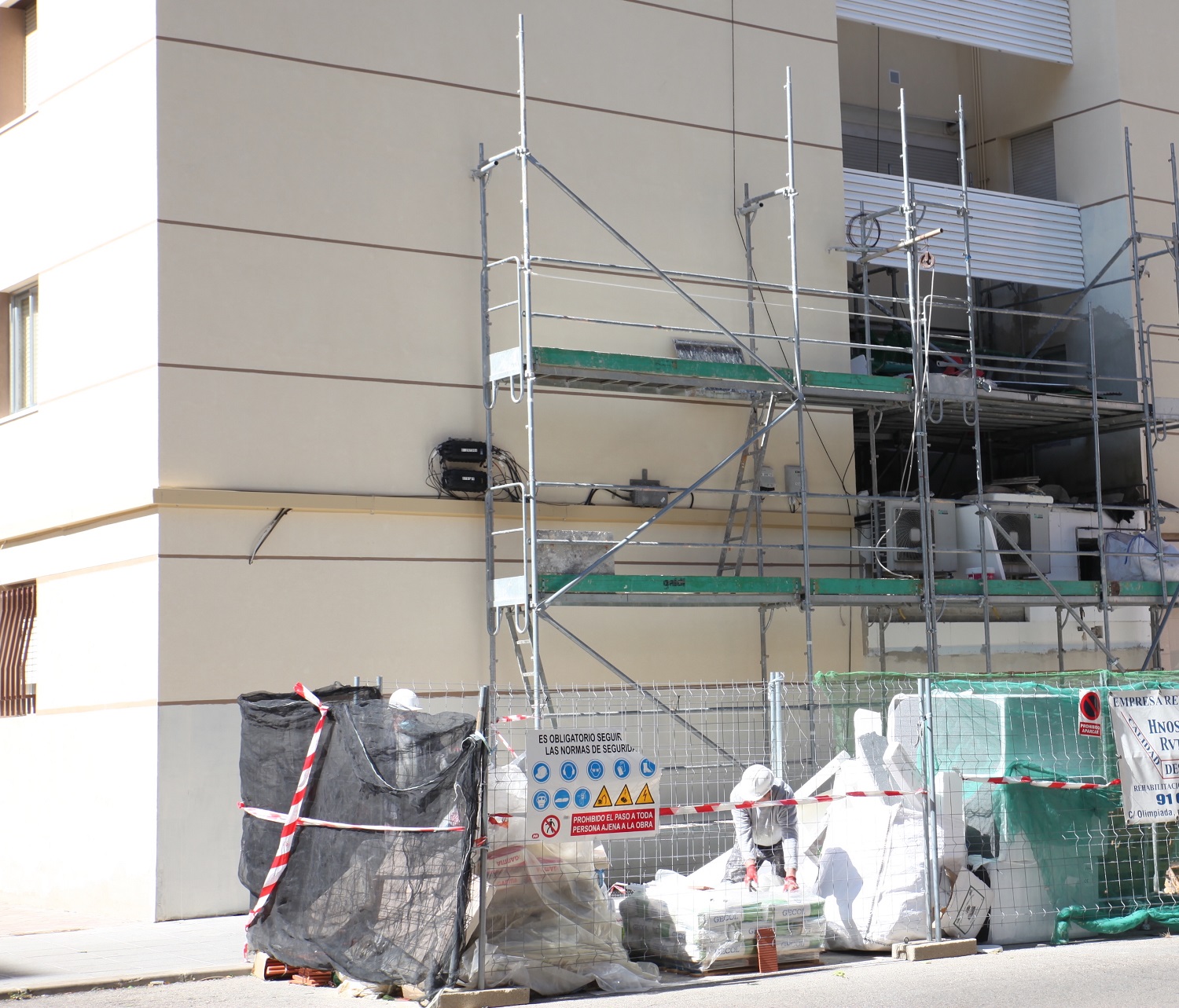 Fachada de edificio en obras