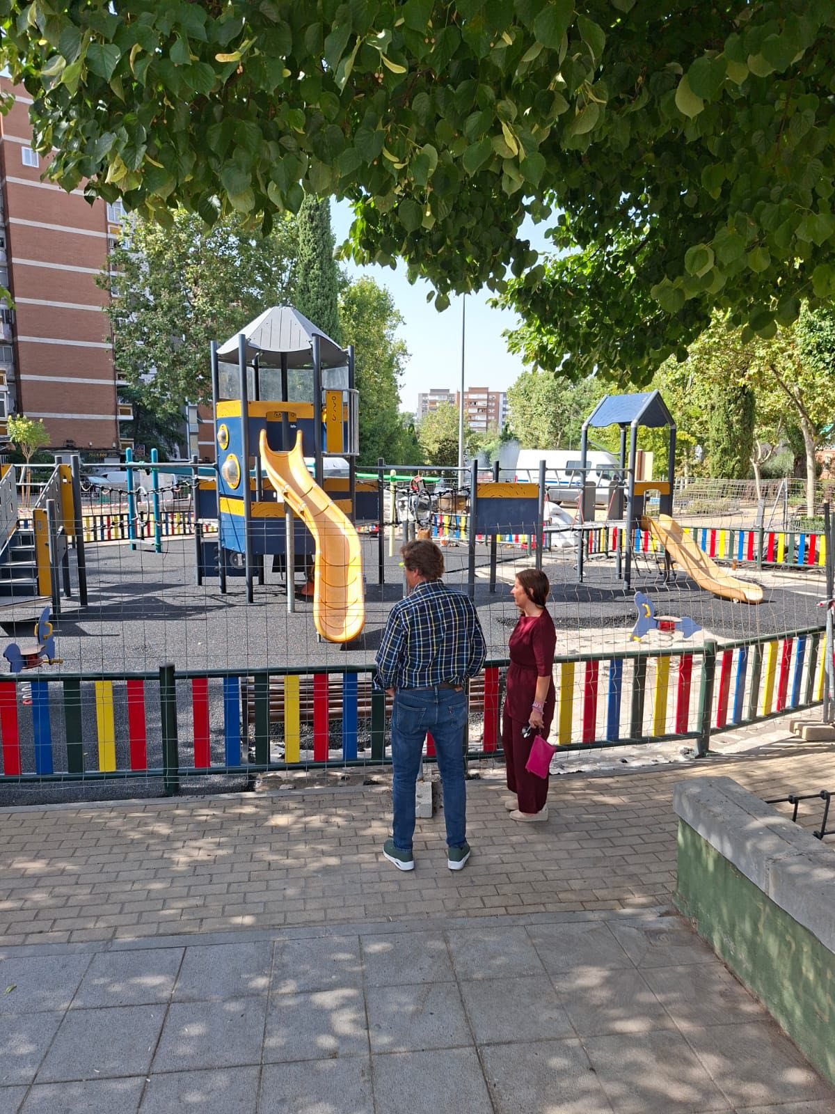 El alcalde visitando las obras de  renovación de varias áreas infantiles   